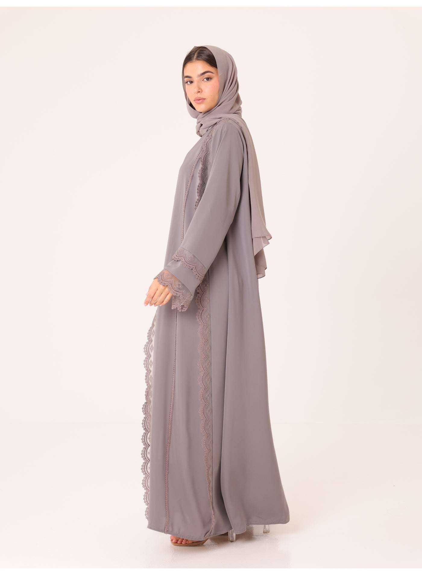 عباية مطرزة بتفاصيل الغسق رمادي